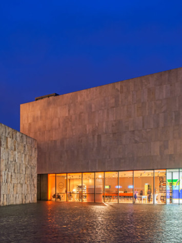 Jewish Museum Muenchen ad on facade Rp Tec 55 1SG night view